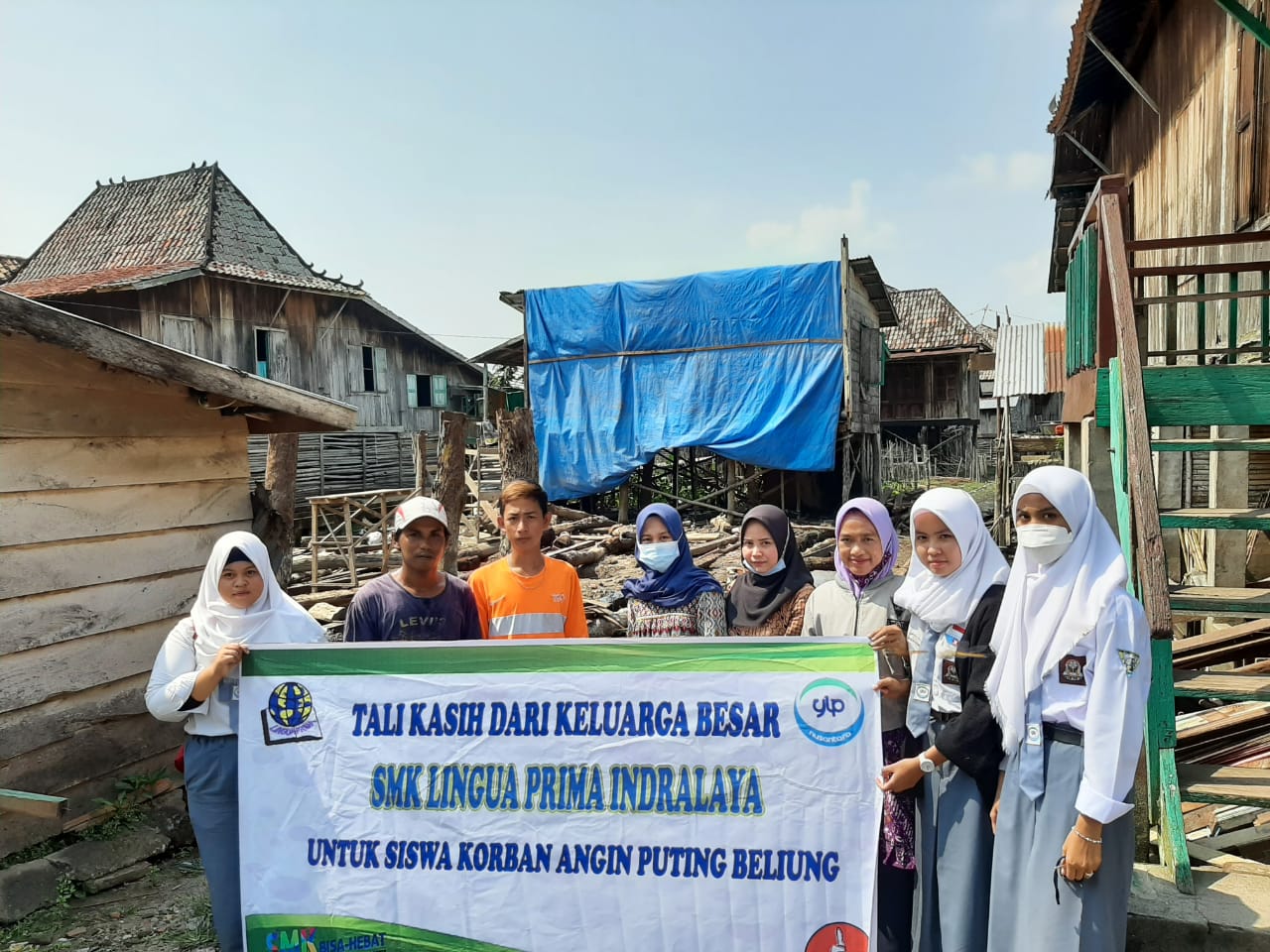 Tali Kasih Keluarga Besar SMK Lingua Prima Kepada Korban Bencana Angin Puting Beliung